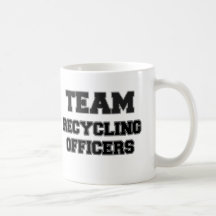 Team, das Offiziere recycelt Teetassen