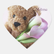 Teddybär, der Callalilien-Herzaufkleber hält