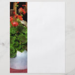 Teekanne gefüllt mit Pelargonien Flyerdesign