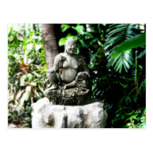Thailändischer lachender Buddha im Garten Postkarte