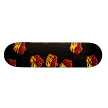 Tiger-gestreifte kleine Kuchen auf Schwarzem Skateboarddeck