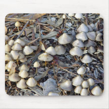 Toadstools, die auf Laubdecke wachsen Mousepads