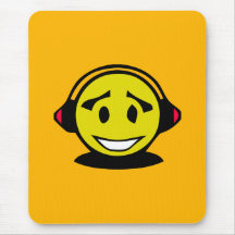 Tragende Kopfhörer des gelben Smileys Mauspad