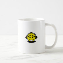 Tragende Kopfhörer des gelben Smileys Kaffee Haferl