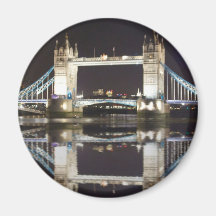 Turm-Brücke reflektiert Magnete