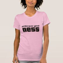 Umfassen Sie Ihren NESS T-shirts