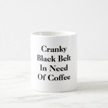 Verschrober schwarzer Gürtel mangels des Kaffees Kaffeetasse