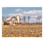 Verwitterte Scheune u. Silo im Getreidefeld Foto Druck