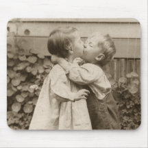 Vintage Liebe Romance, küssende Kinder, erster Kus Mousepads
