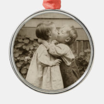 Vintage Liebe Romance, küssende Kinder, erster Kus Ornament