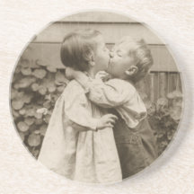 Vintage Liebe Romance, küssende Kinder, erster Kus Getränkeuntersetzer