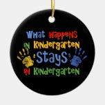 Was in der Kindergarten-personalisierten Verzierun Ornament