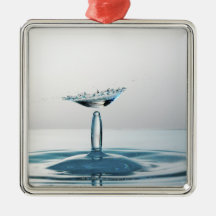 Wassertropfen, die zusammenstoßen, um einen Regens Weinachtsornamente