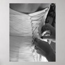 Weibliche Hand, die sich zurück herauf Hochzeitskl Posterdrucke