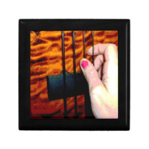 weibliche Hand, welche die Bass-Schnur 1 posterize Schmuckschachtel