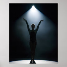 Weiblicher Gymnast darstellend im Scheinwerfer, St Poster