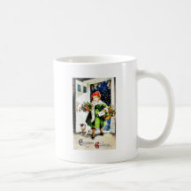 Weihnachtsgruß mit einem Mädchen, das an ihrem h t Kaffee Tassen