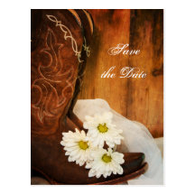 Weiße Gänseblümchen und Stiefel, die Save the Date Postkarte