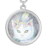 Weiße Katze und feenhafte hängende Sterlinghalsket