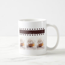 Weiße kleine Kuchen auf Brown-Hintergrund-Geschäft Tee Tasse
