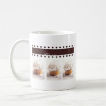 Weiße kleine Kuchen auf Brown-Hintergrund-Geschäft Tee Tasse