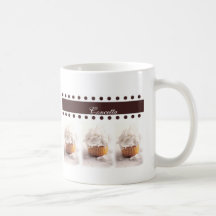 Weiße kleine Kuchen auf Brown-Hintergrund-Geschäft Kaffeetassen