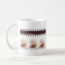 Weiße kleine Kuchen auf Brown-Hintergrund-Geschäft Tasse