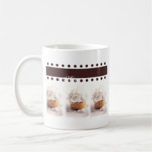 Weiße kleine Kuchen auf Brown-Hintergrund-Geschäft Kaffeetasse