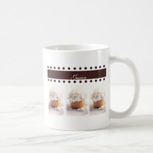 Weiße kleine Kuchen auf Brown-Hintergrund-Geschäft Tee Tassen