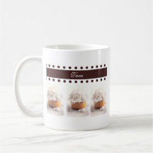 Weiße kleine Kuchen auf Brown-Hintergrund-Geschäft Tee Tasse