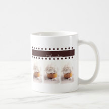 Weiße kleine Kuchen auf Brown-Hintergrund-Geschäft Kaffeetassen