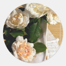 Weiße Rosen und Muschel Runde Aufkleber