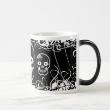 weiße Schädel und Wirbel Kaffee Haferl