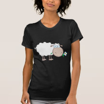 Weiße Schaf-Cartoon-Charakter, der eine Blume isst Shirts
