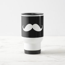 Weißer Lenkstangenschnurrbart auf grauen schwarzen Kaffeetasse