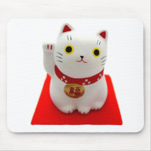 Weißes Maneki Neko auf einem roten Teppich Mauspad
