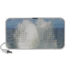 Wellen, die auf einem vulkanischen Ufer brechen Notebook Speaker