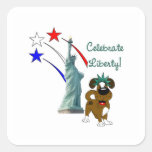Welpe mit Dame Liberty und Feuerwerke Quadratsticker