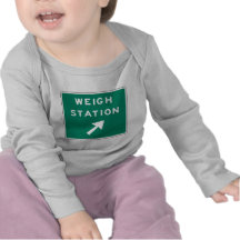 Wiegen Sie Stations-Straßenschild Hemd