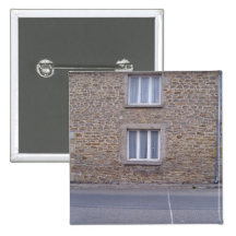Windows im rauen Steinwand-Haus mit Spitze Curtai Button