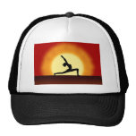 Yoga-Pose-Frau, die Silhouette-Sonnenaufgang-Hut a Retromütze