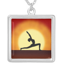 Yoga-Pose-Frauen-Silhouette-Sonnenaufgang-Quadrat-