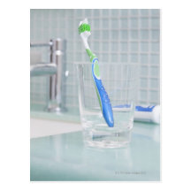 Zahnbürste in einer Schale im Badezimmer Postkarte