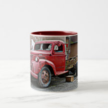 Zerstörter antiker LKW in der Gasse Kaffee Haferl