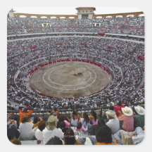 Zuschauer, die einen Bullfight in einer Stierkampf Quadrataufkleber