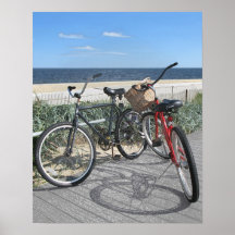 Zwei Fahrräder auf Promenade Jersey-Ufer Plakat