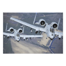 Zwei Flugzeuge A-10C Thunderbolt II fliegen in For Foto