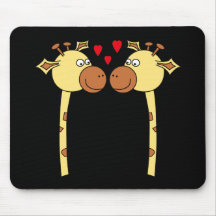 Zwei Giraffen mit roten Liebe-Herzen. Cartoon Mousepads