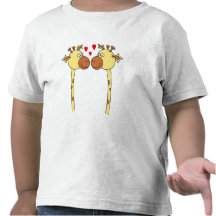 Zwei Giraffen mit roten Liebe-Herzen. Cartoon T-shirts