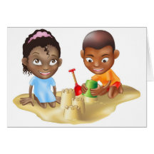 zwei Kinder, die auf dem Strand spielen Karten